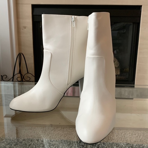 NIB New Bamboo White Ankle Boots, 8.5 - Picture 3 of 7